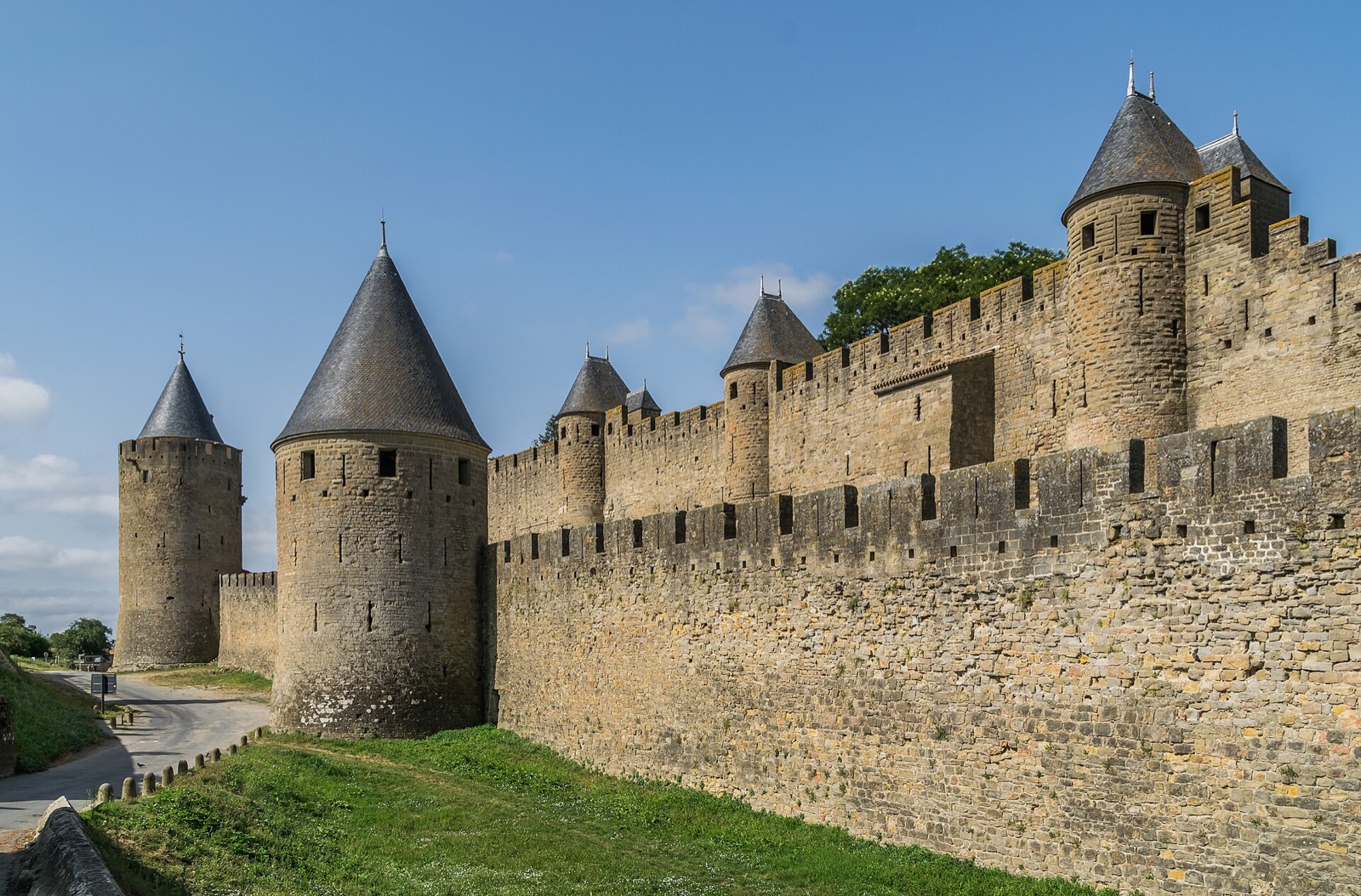 Les remparts et les tours &agrave; toits pointus de la Cit&eacute; de Carcassonne sous un ciel bleu