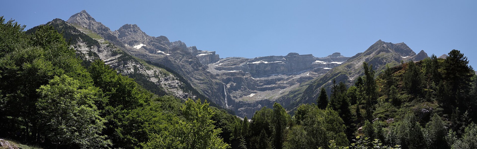 Panorama du cirque de Gavarnie en &eacute;t&eacute;, parois calcaires et grande cascade dans les Pyr&eacute;n&eacute;es