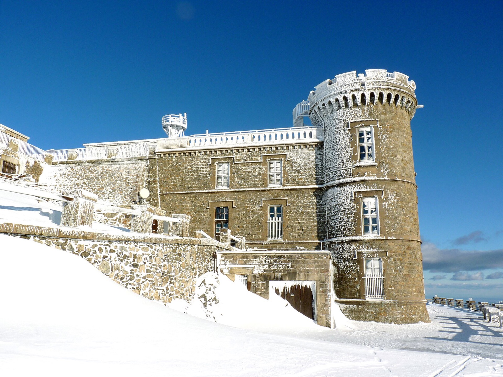 L'observatoire m&eacute;t&eacute;orologique du mont Aigoual couvert de givre et de neige en d&eacute;cembre
