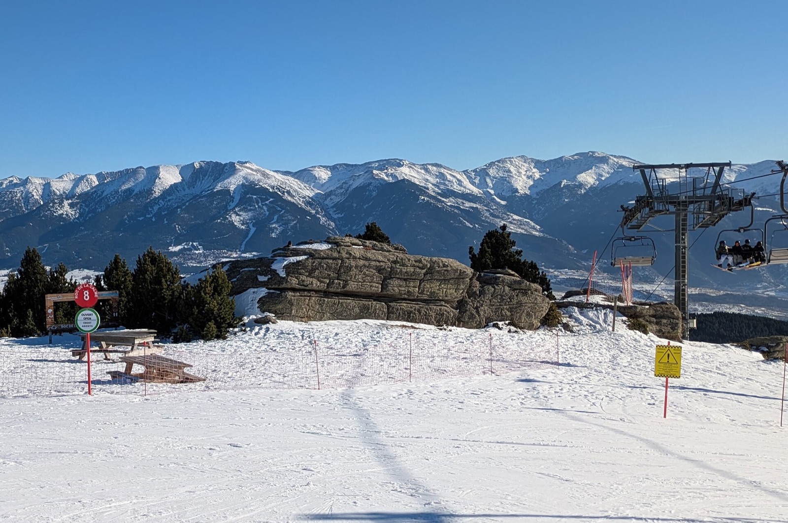 Pistes enneig&eacute;es et t&eacute;l&eacute;si&egrave;ge pr&egrave;s du Roc de la Calme, face aux sommets des Pyr&eacute;n&eacute;es-Orientales