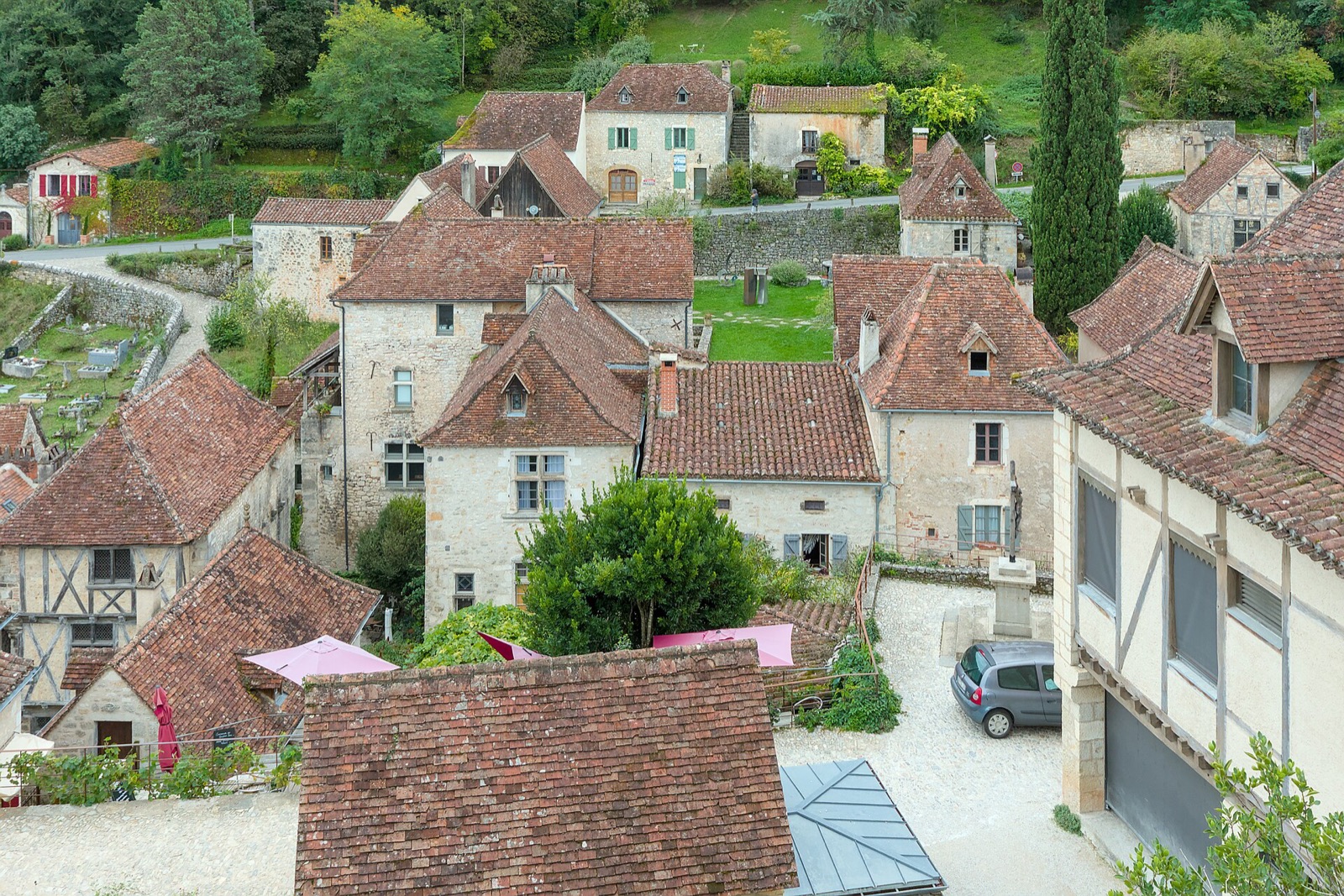 Toits de tuiles et maisons &agrave; colombages de Saint-Cirq-Lapopie vus depuis les ruines du ch&acirc;teau, dans le Lot