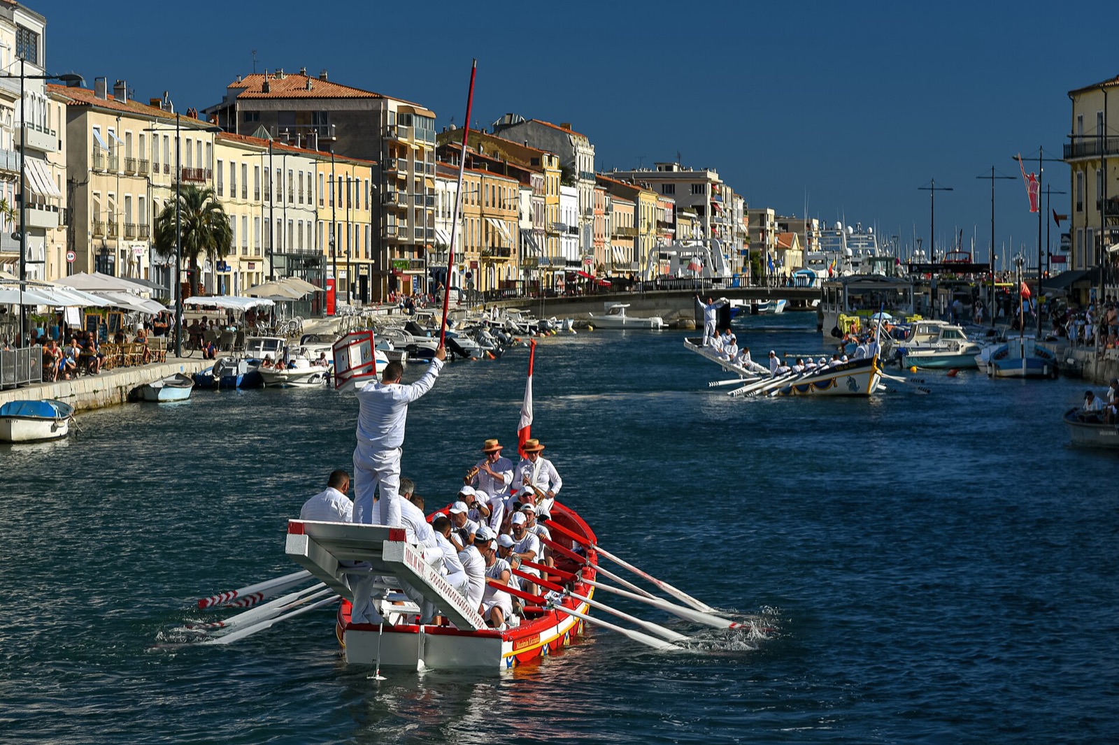 Barque de joute nautique sur le canal Royal &agrave; S&egrave;te, jouteur debout sur la tintaine